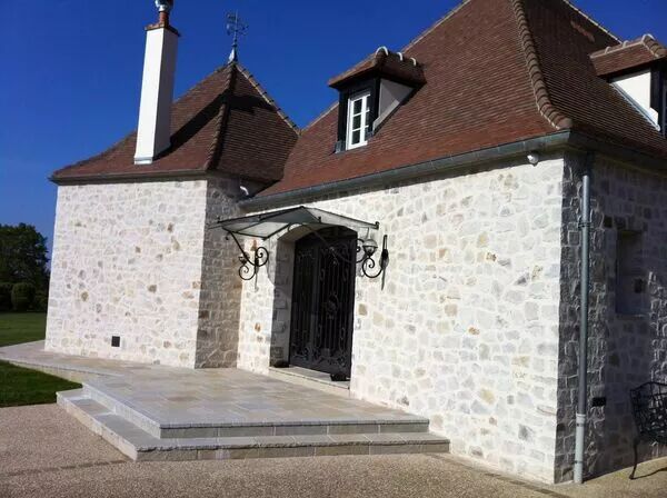 Parement en pierre de pays d'un pavillon et ses terrasses